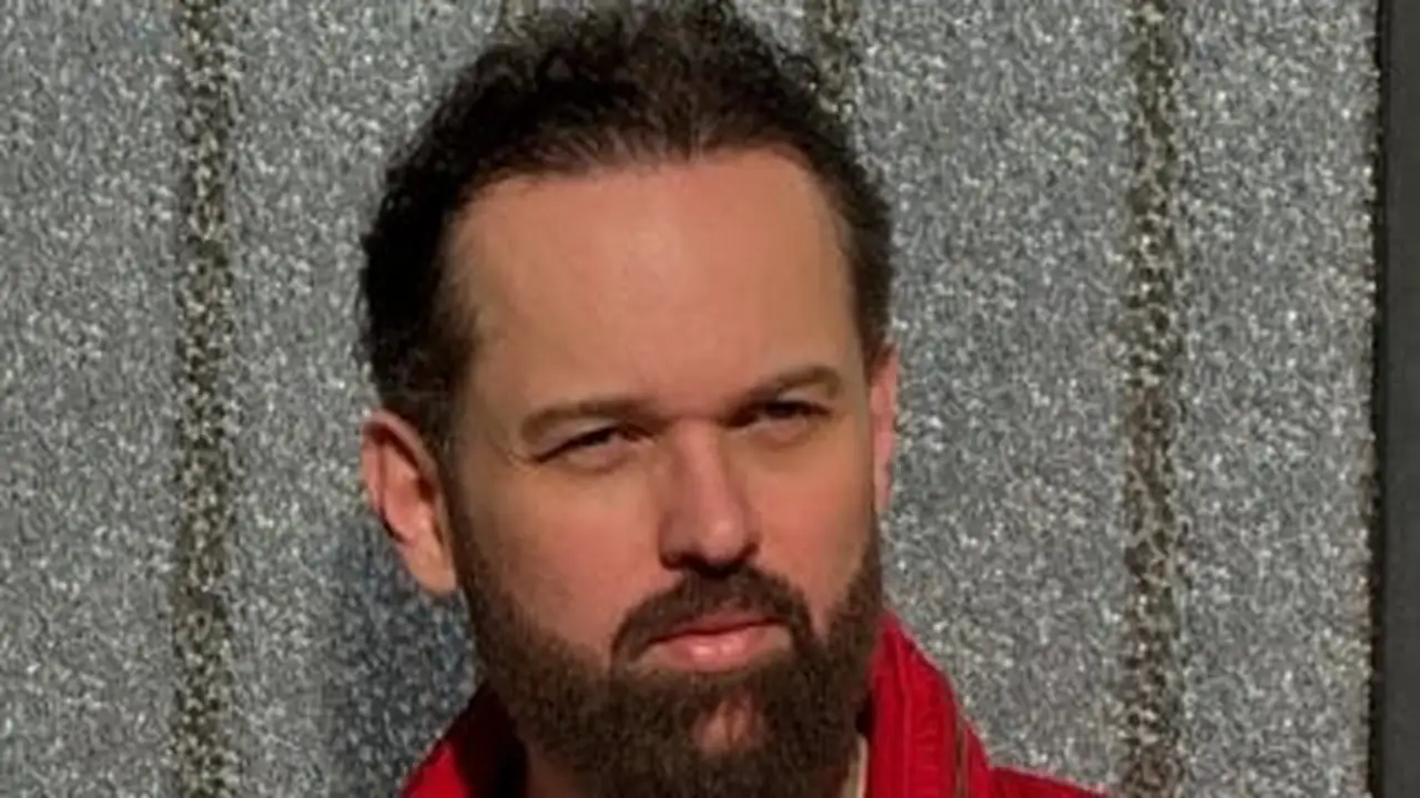 أزمة صحية.. محمد محمود عبد العزيز يظهر مستعينًا بعصا في أحدث صورته